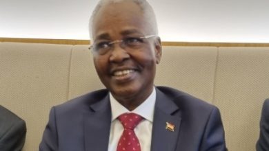 صورة السفير السوداني عمر مانيس يغادر موقعه رفضا للإنقلاب العسكري