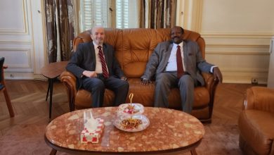 صورة سفير السودان بباريس الدكتور خالد فرح يستقبل الأستاذ علي المرعبي